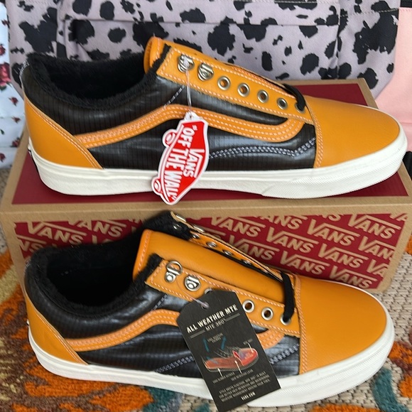 Vans Men’s Old Skool Mte (Mte) Apricot/Black
VN0A348F2NF
Sneakers - Picture 2 of 16